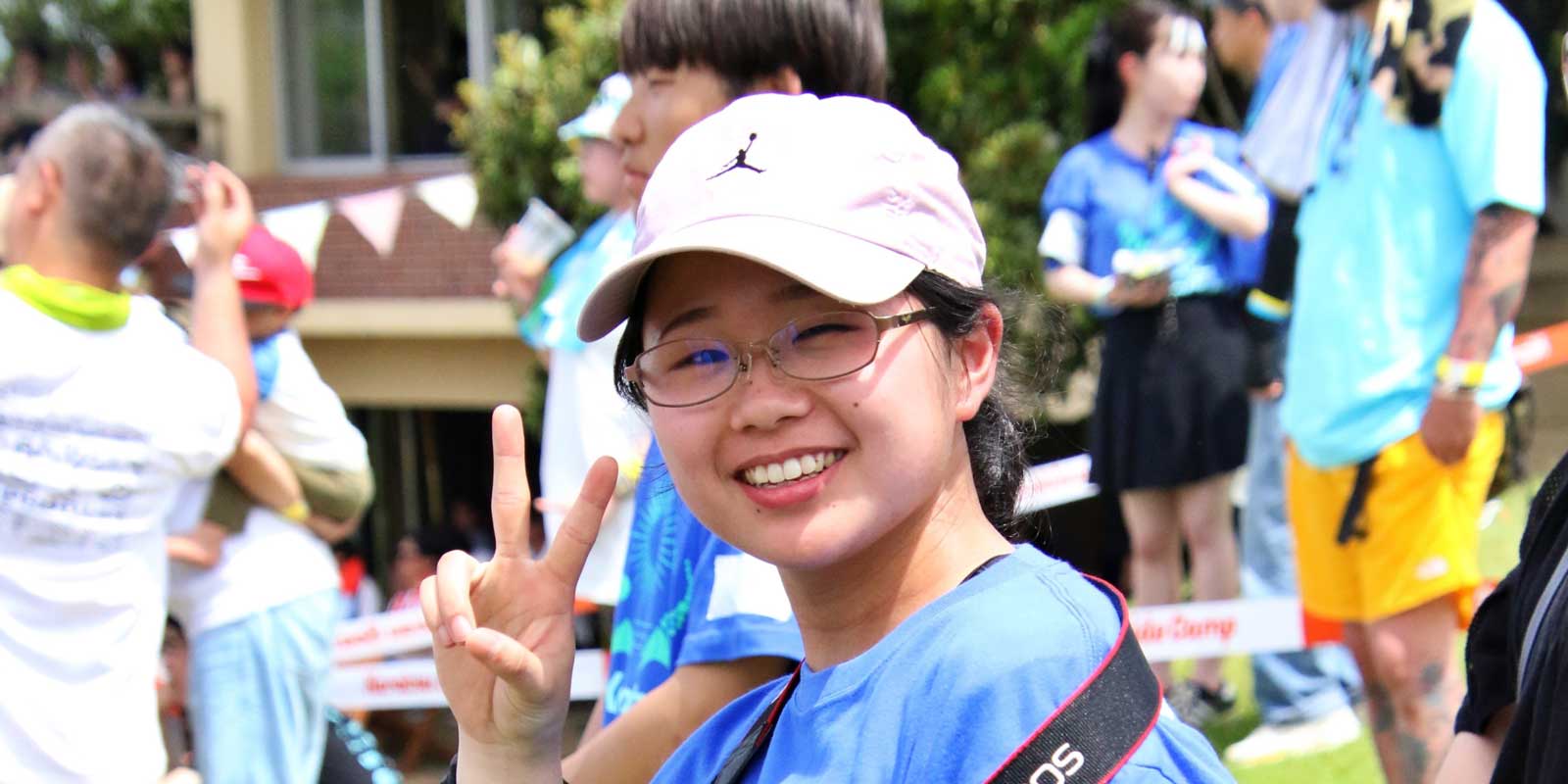 ピースをしているメンバー