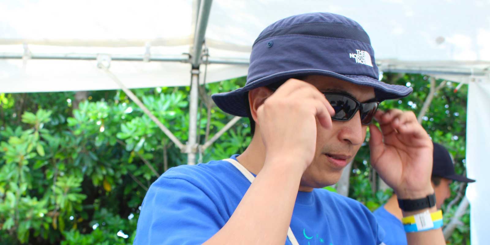 カメラに向かってポーズを決めるメンバー